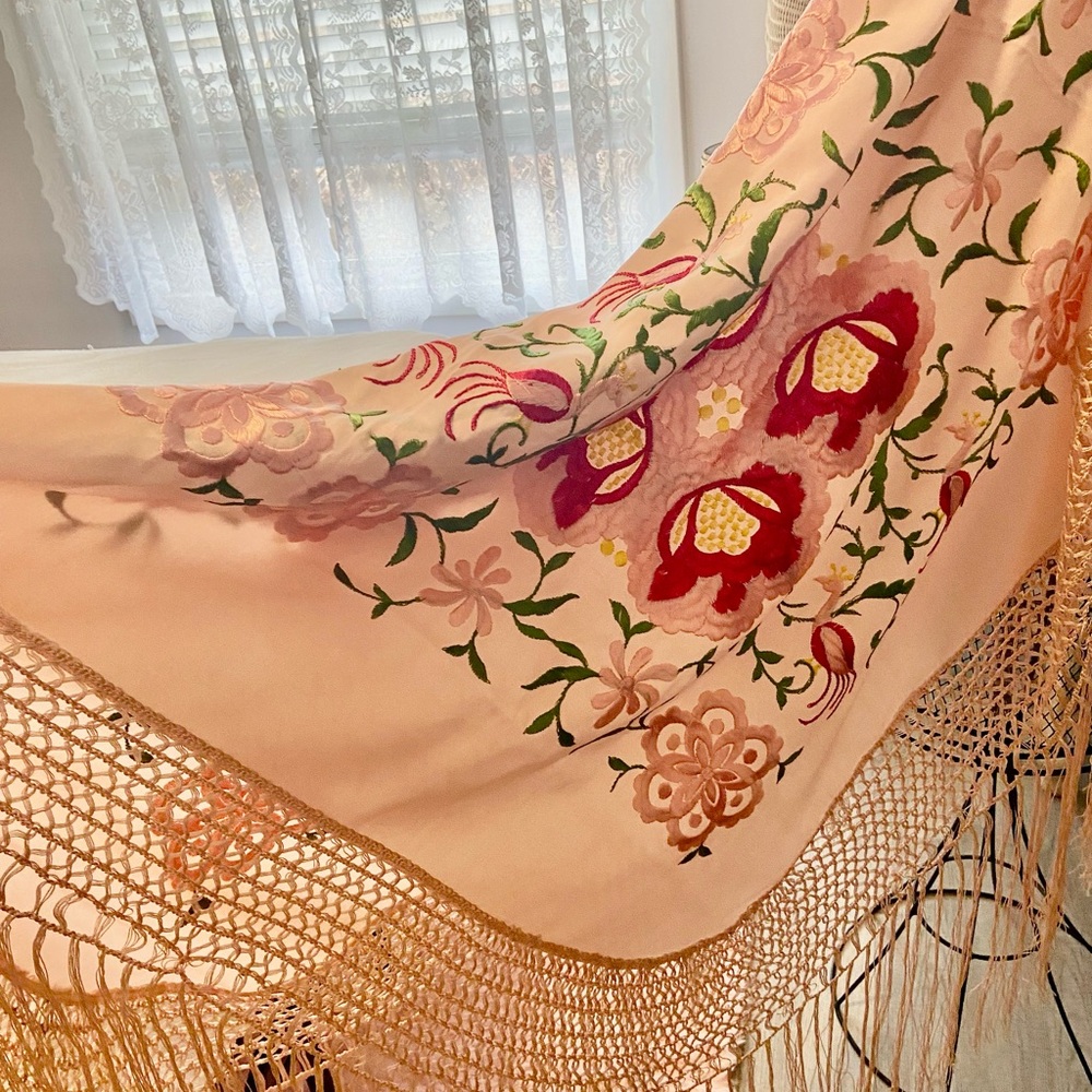 Absolutely Stunning Antique Piano Shawl Manton De Manila  Silk Hand Embroidered
